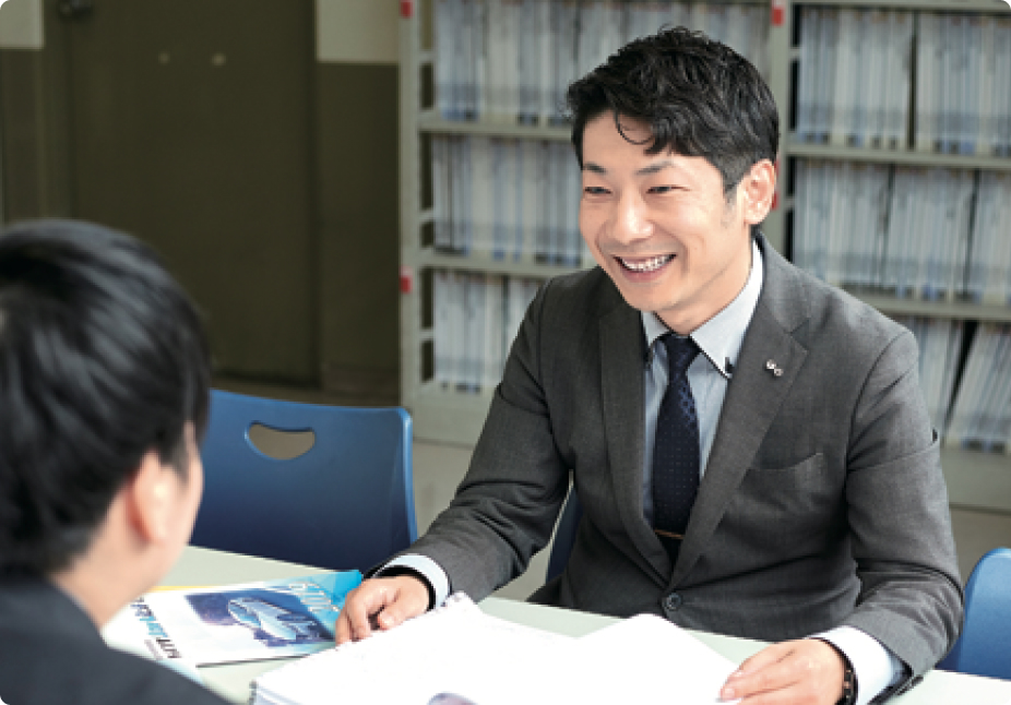 就職指導の様子。指導員と学生が対話しています